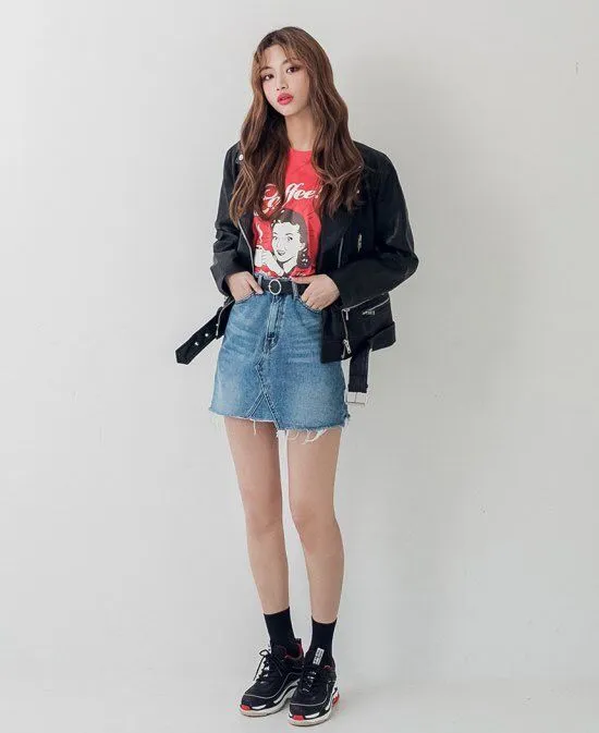 váy jean mang giày thể thao