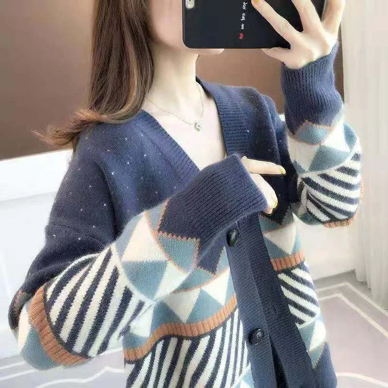 Áo Khoác len dáng dài họa tiết tam giác - Ảnh 2